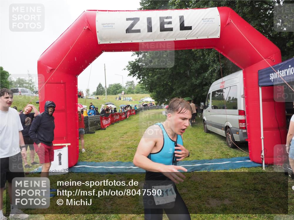 21.06.2025 - 27. Vierlanden-Triathlon MichiJ http://msf.ph/oto/8047590 15.06.2026 14:13:41 Ziel 1254, 1311 meine-sportfotos.de