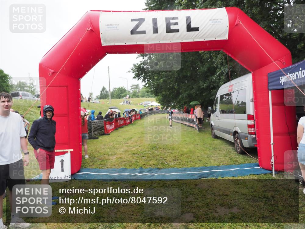 21.06.2025 - 27. Vierlanden-Triathlon MichiJ http://msf.ph/oto/8047592 15.06.2026 14:13:42 Ziel 1254, 1311 meine-sportfotos.de