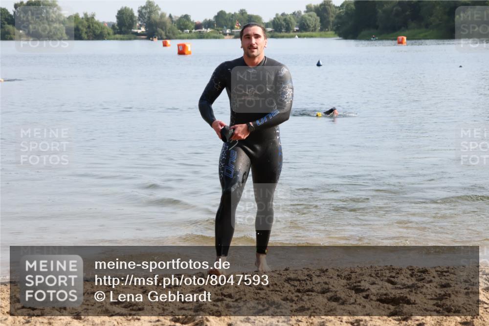 15.06.2025 - 27. Vierlanden-Triathlon Lena Gebhardt http://msf.ph/oto/8047593 15.06.2025 08:50:08 Schwimmen 68 meine-sportfotos.de