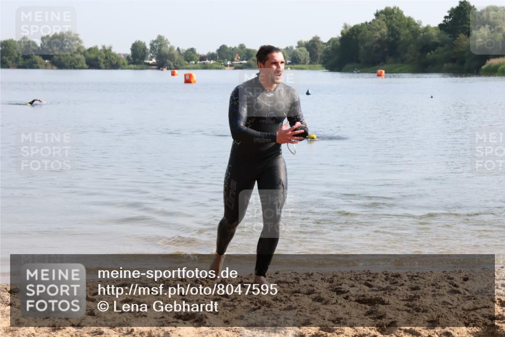 15.06.2025 - 27. Vierlanden-Triathlon Lena Gebhardt http://msf.ph/oto/8047595 15.06.2025 08:50:09 Schwimmen 68 meine-sportfotos.de