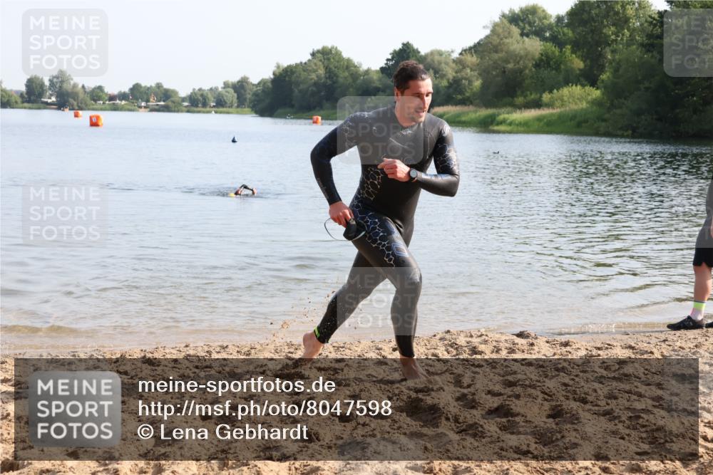 15.06.2025 - 27. Vierlanden-Triathlon Lena Gebhardt http://msf.ph/oto/8047598 15.06.2025 08:50:10 Schwimmen 68 meine-sportfotos.de