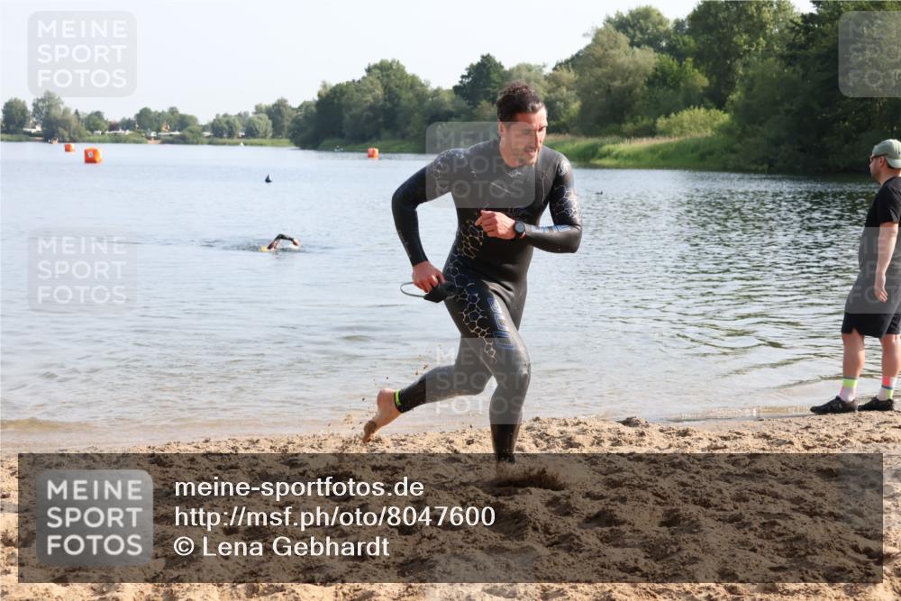 15.06.2025 - 27. Vierlanden-Triathlon Lena Gebhardt http://msf.ph/oto/8047600 15.06.2025 08:50:10 Schwimmen 68 meine-sportfotos.de