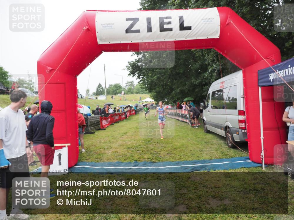 21.06.2025 - 27. Vierlanden-Triathlon MichiJ http://msf.ph/oto/8047601 15.06.2026 14:13:55 Ziel 1284 meine-sportfotos.de