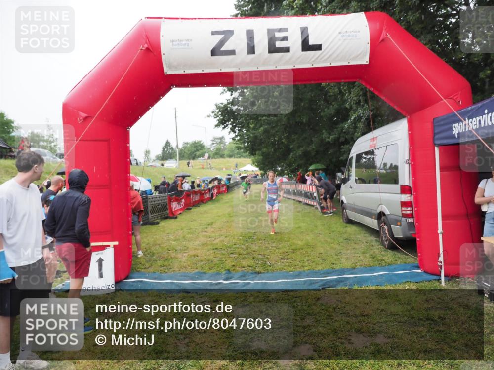21.06.2025 - 27. Vierlanden-Triathlon MichiJ http://msf.ph/oto/8047603 15.06.2026 14:13:55 Ziel 1284 meine-sportfotos.de