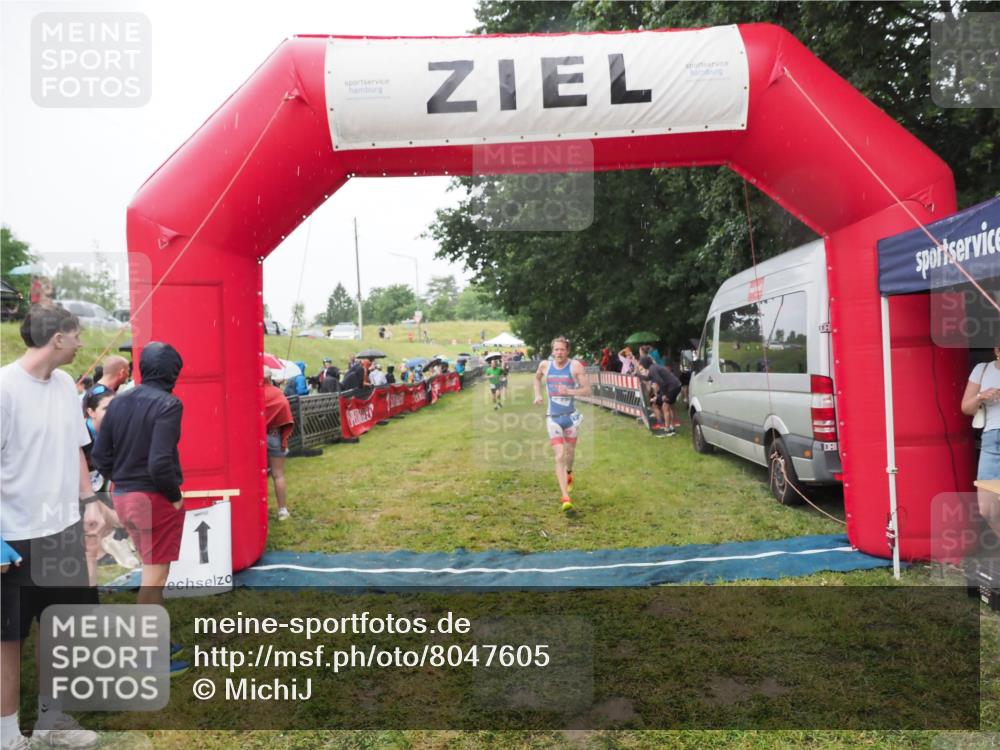 21.06.2025 - 27. Vierlanden-Triathlon MichiJ http://msf.ph/oto/8047605 15.06.2026 14:13:55 Ziel 1284 meine-sportfotos.de
