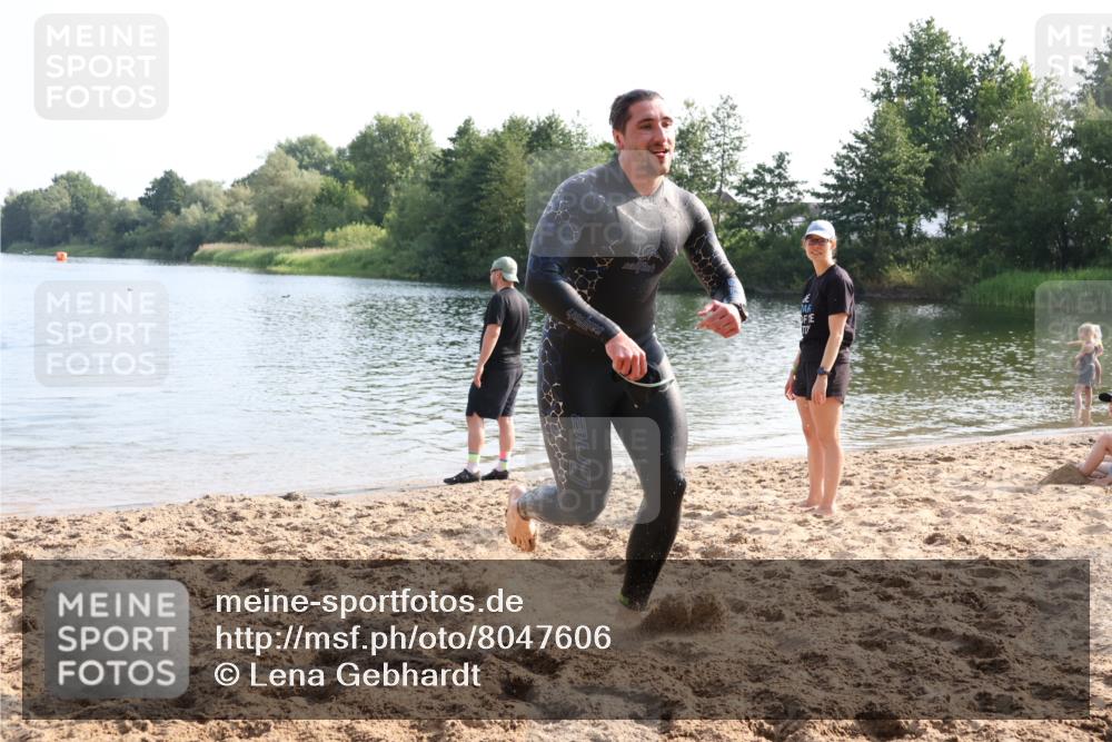 15.06.2025 - 27. Vierlanden-Triathlon Lena Gebhardt http://msf.ph/oto/8047606 15.06.2025 08:50:11 Schwimmen 68 meine-sportfotos.de