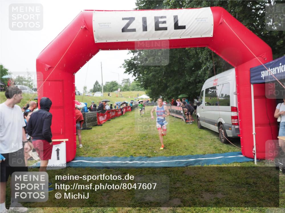 21.06.2025 - 27. Vierlanden-Triathlon MichiJ http://msf.ph/oto/8047607 15.06.2026 14:13:55 Ziel 1284 meine-sportfotos.de
