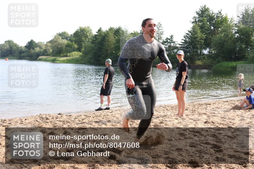 15.06.2025 - 27. Vierlanden-Triathlon Lena Gebhardt http://msf.ph/oto/8047608 15.06.2025 08:50:11 Schwimmen 68 meine-sportfotos.de
