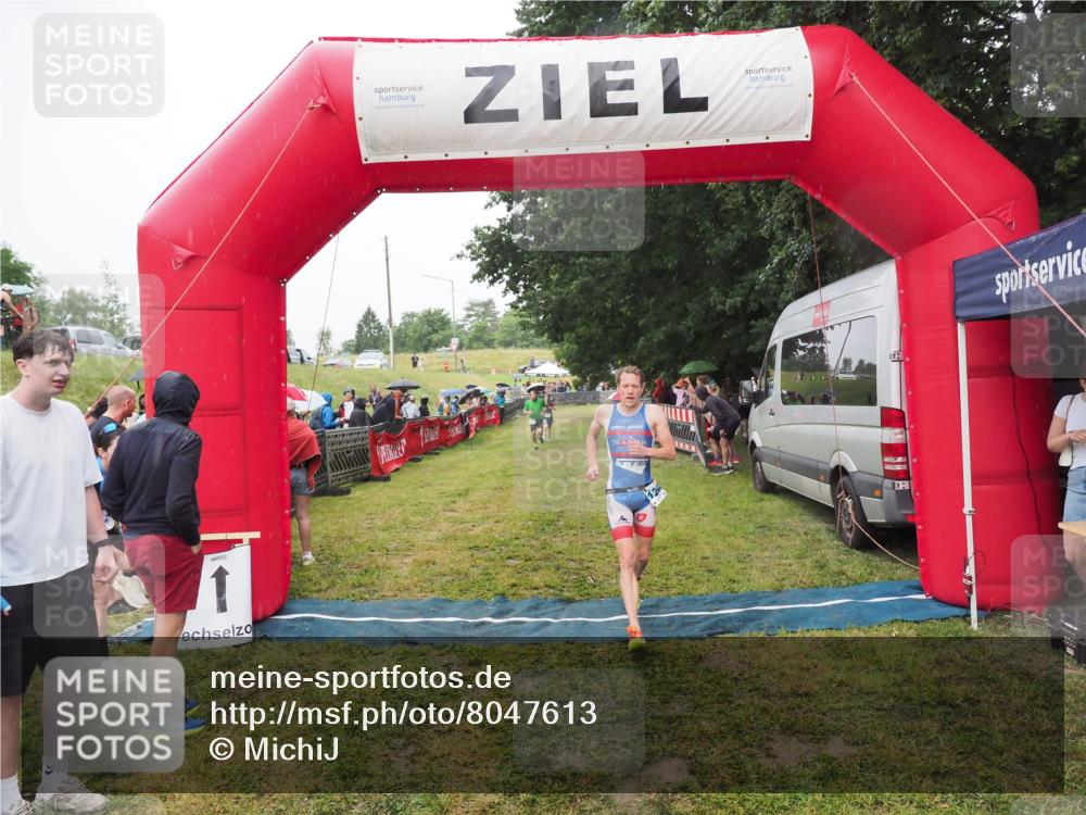 21.06.2025 - 27. Vierlanden-Triathlon MichiJ http://msf.ph/oto/8047613 15.06.2026 14:13:56 Ziel 1284 meine-sportfotos.de
