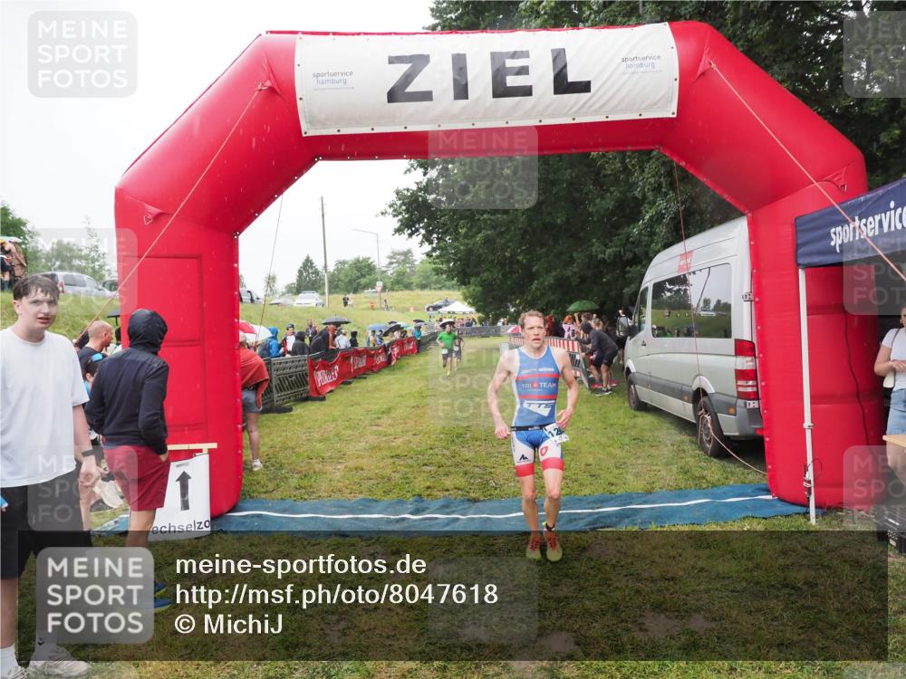 21.06.2025 - 27. Vierlanden-Triathlon MichiJ http://msf.ph/oto/8047618 15.06.2026 14:13:56 Ziel 1284 meine-sportfotos.de