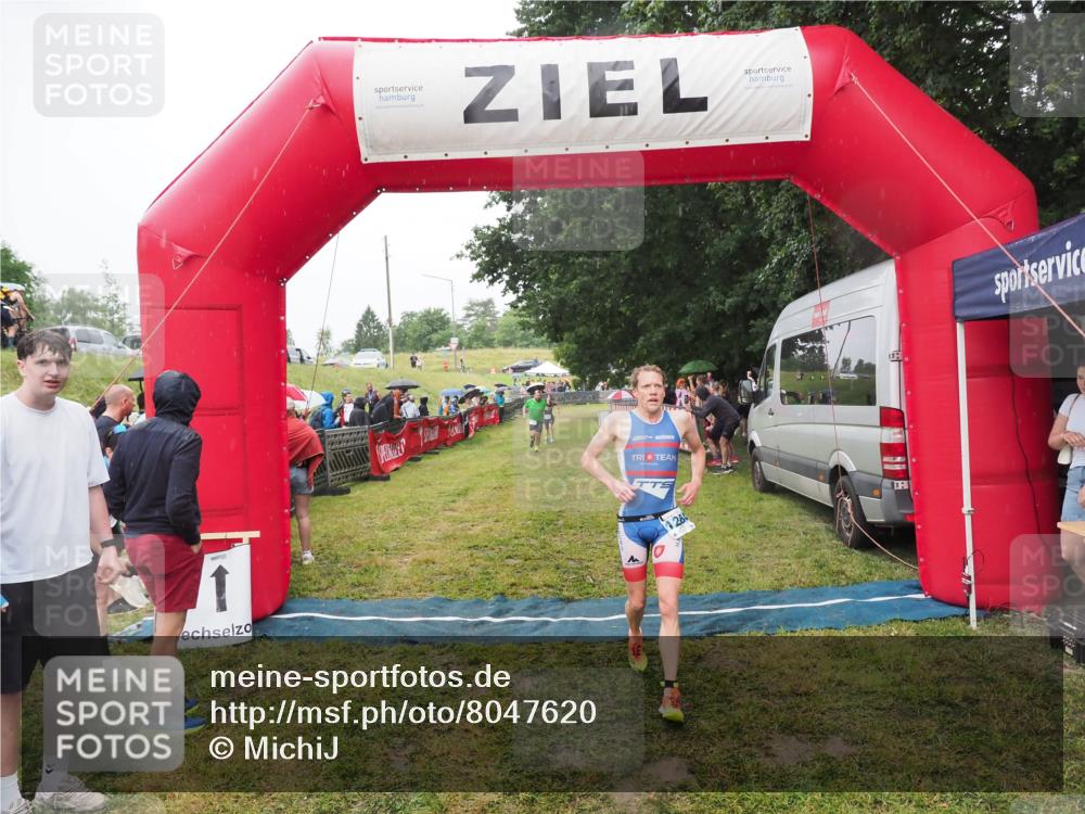 21.06.2025 - 27. Vierlanden-Triathlon MichiJ http://msf.ph/oto/8047620 15.06.2026 14:13:56 Ziel 1284 meine-sportfotos.de