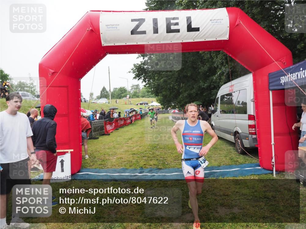 21.06.2025 - 27. Vierlanden-Triathlon MichiJ http://msf.ph/oto/8047622 15.06.2026 14:13:57 Ziel 826, 1170, 1284 meine-sportfotos.de