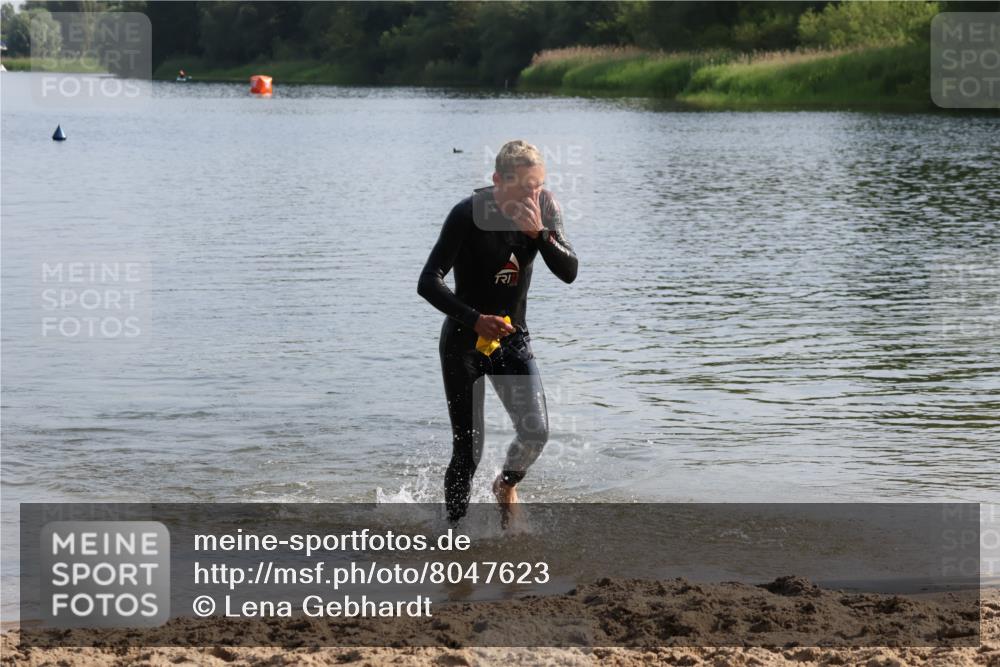 15.06.2025 - 27. Vierlanden-Triathlon Lena Gebhardt http://msf.ph/oto/8047623 15.06.2025 08:50:31 Schwimmen 143 meine-sportfotos.de