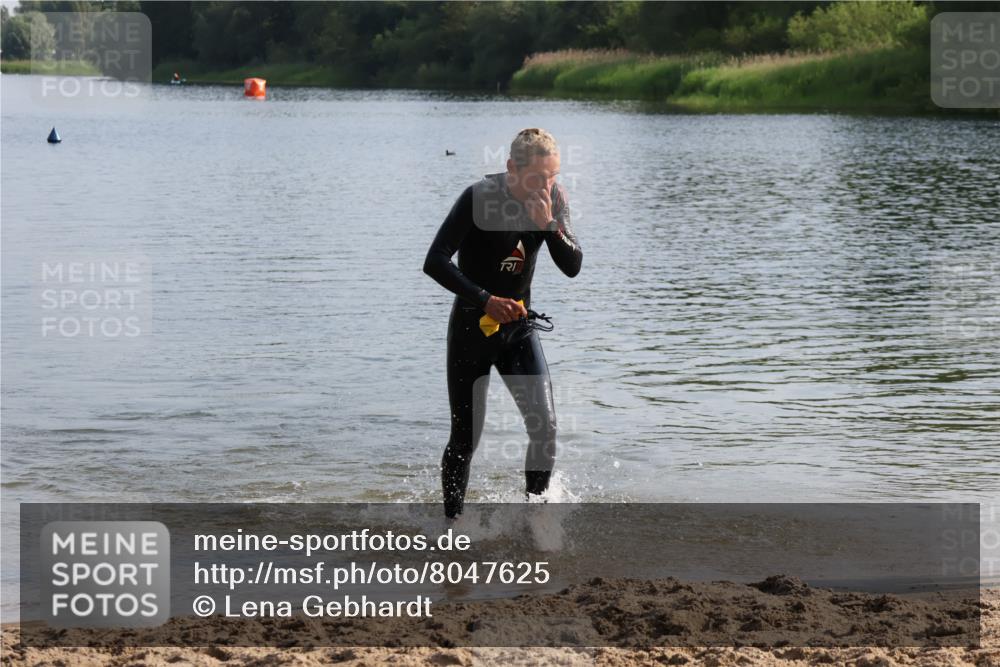 15.06.2025 - 27. Vierlanden-Triathlon Lena Gebhardt http://msf.ph/oto/8047625 15.06.2025 08:50:31 Schwimmen 143 meine-sportfotos.de