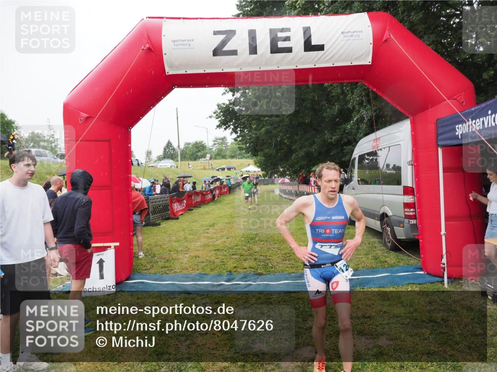 21.06.2025 - 27. Vierlanden-Triathlon MichiJ http://msf.ph/oto/8047626 15.06.2026 14:13:57 Ziel 826, 1170, 1284 meine-sportfotos.de