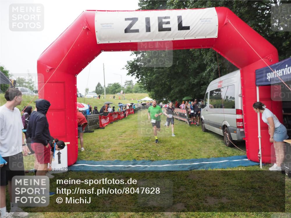 21.06.2025 - 27. Vierlanden-Triathlon MichiJ http://msf.ph/oto/8047628 15.06.2026 14:14:00 Ziel 826, 1170, 1284 meine-sportfotos.de