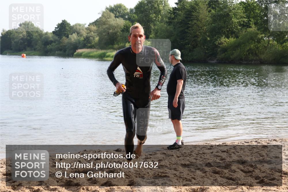 15.06.2025 - 27. Vierlanden-Triathlon Lena Gebhardt http://msf.ph/oto/8047632 15.06.2025 08:50:34 Schwimmen 143 meine-sportfotos.de