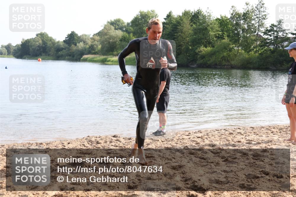 15.06.2025 - 27. Vierlanden-Triathlon Lena Gebhardt http://msf.ph/oto/8047634 15.06.2025 08:50:35 Schwimmen 143 meine-sportfotos.de