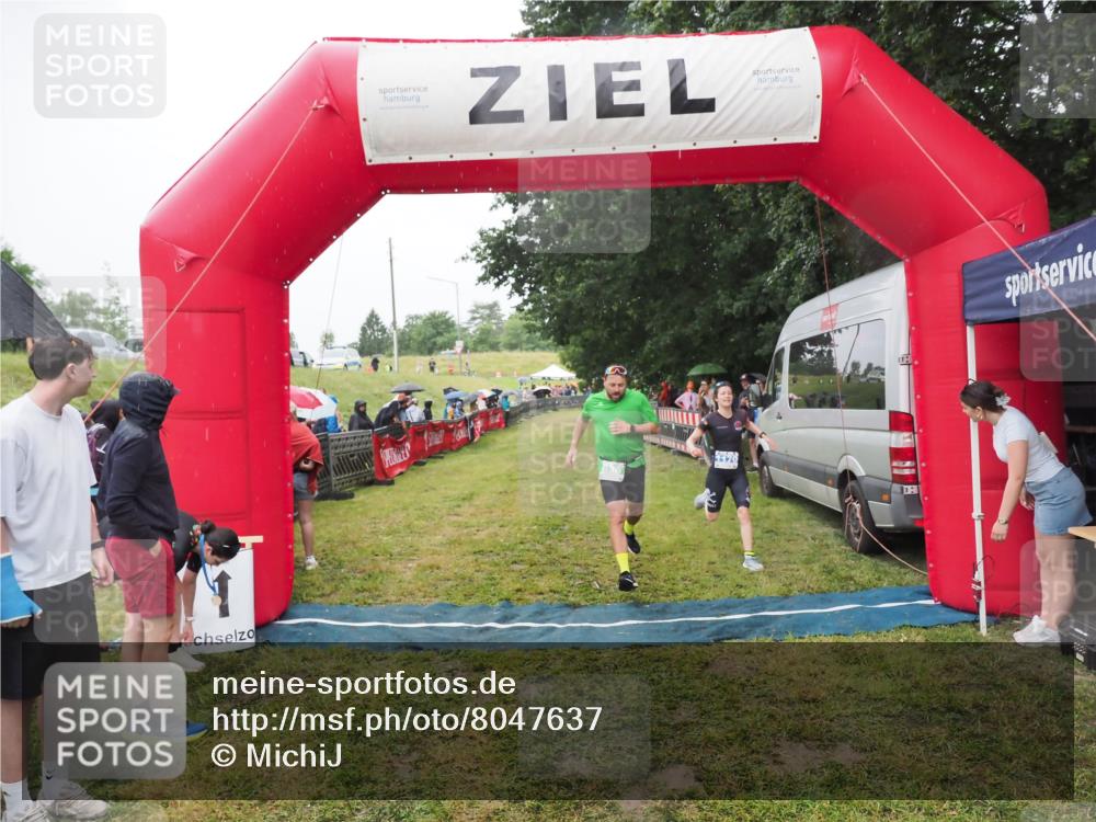 21.06.2025 - 27. Vierlanden-Triathlon MichiJ http://msf.ph/oto/8047637 15.06.2026 14:14:01 Ziel 826, 1170, 1284 meine-sportfotos.de