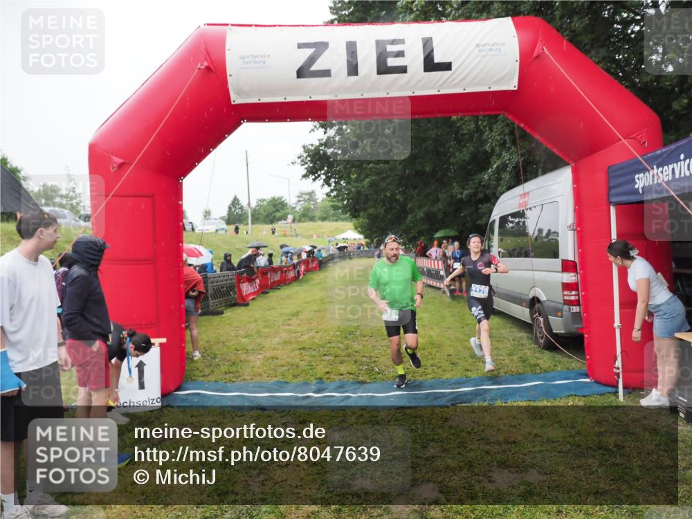 21.06.2025 - 27. Vierlanden-Triathlon MichiJ http://msf.ph/oto/8047639 15.06.2026 14:14:01 Ziel 826, 1170, 1284 meine-sportfotos.de