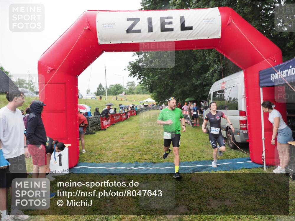 21.06.2025 - 27. Vierlanden-Triathlon MichiJ http://msf.ph/oto/8047643 15.06.2026 14:14:01 Ziel 826, 1170, 1284 meine-sportfotos.de