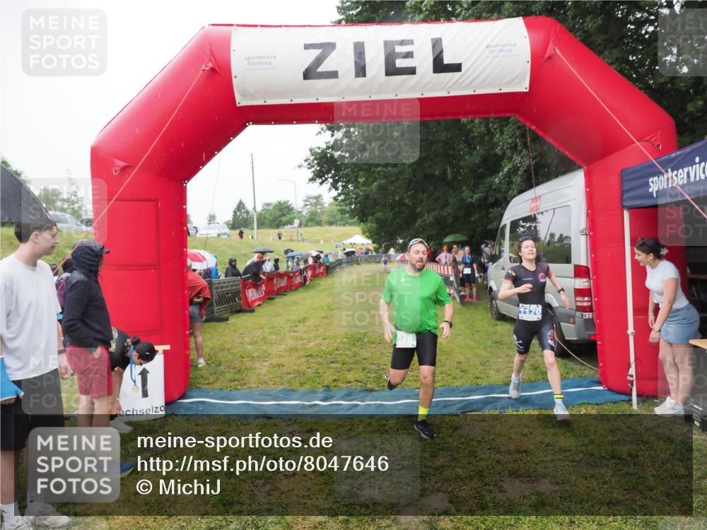 21.06.2025 - 27. Vierlanden-Triathlon MichiJ http://msf.ph/oto/8047646 15.06.2026 14:14:01 Ziel 826, 1170, 1284 meine-sportfotos.de