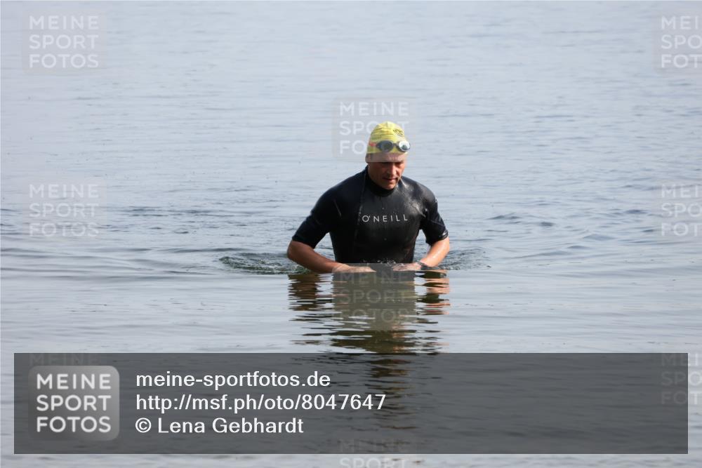 15.06.2025 - 27. Vierlanden-Triathlon Lena Gebhardt http://msf.ph/oto/8047647 15.06.2025 08:51:01 Schwimmen 90 meine-sportfotos.de