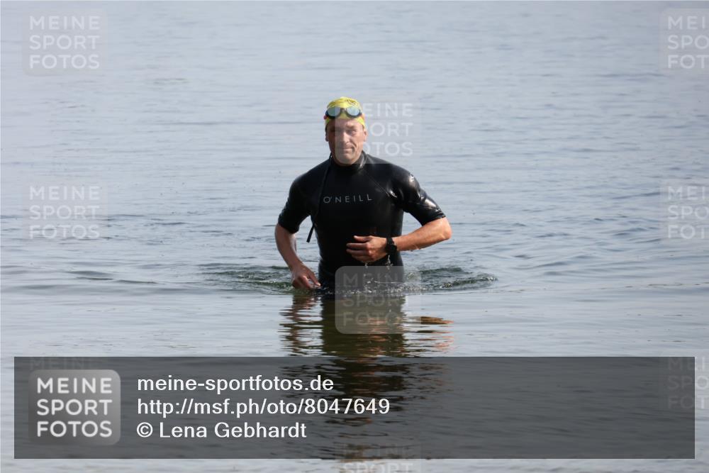 15.06.2025 - 27. Vierlanden-Triathlon Lena Gebhardt http://msf.ph/oto/8047649 15.06.2025 08:51:02 Schwimmen 90 meine-sportfotos.de