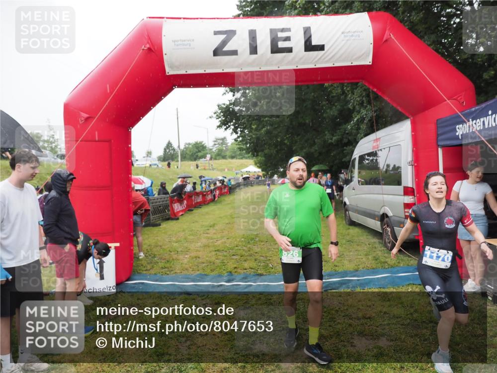 21.06.2025 - 27. Vierlanden-Triathlon MichiJ http://msf.ph/oto/8047653 15.06.2026 14:14:02 Ziel 826, 1170, 1284 meine-sportfotos.de