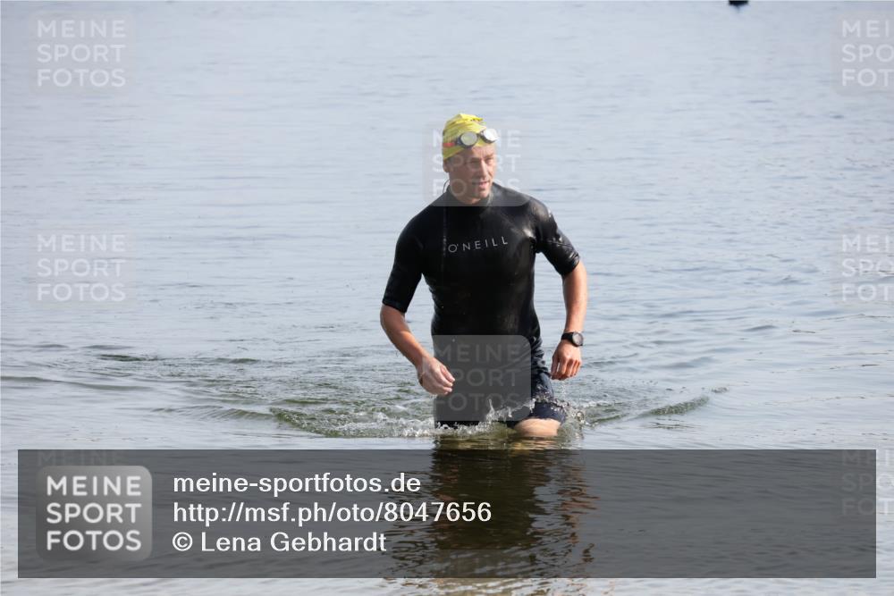 15.06.2025 - 27. Vierlanden-Triathlon Lena Gebhardt http://msf.ph/oto/8047656 15.06.2025 08:51:05 Schwimmen 90 meine-sportfotos.de