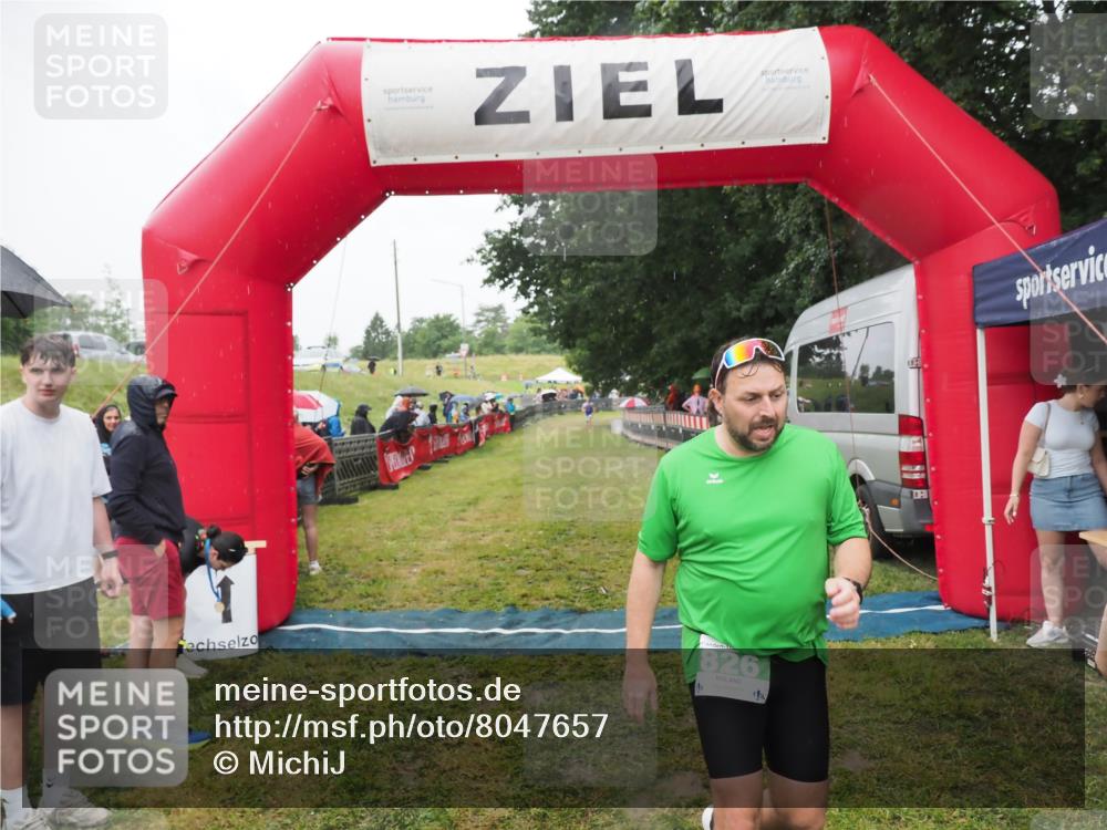 21.06.2025 - 27. Vierlanden-Triathlon MichiJ http://msf.ph/oto/8047657 15.06.2026 14:14:03 Ziel 826, 1170, 1284 meine-sportfotos.de