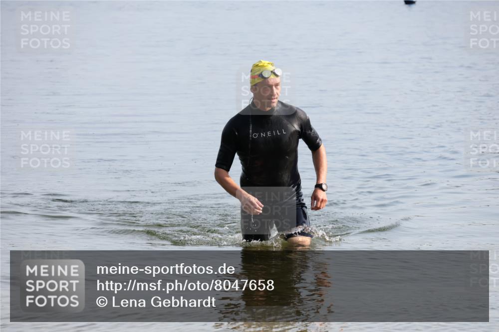 15.06.2025 - 27. Vierlanden-Triathlon Lena Gebhardt http://msf.ph/oto/8047658 15.06.2025 08:51:05 Schwimmen 90 meine-sportfotos.de