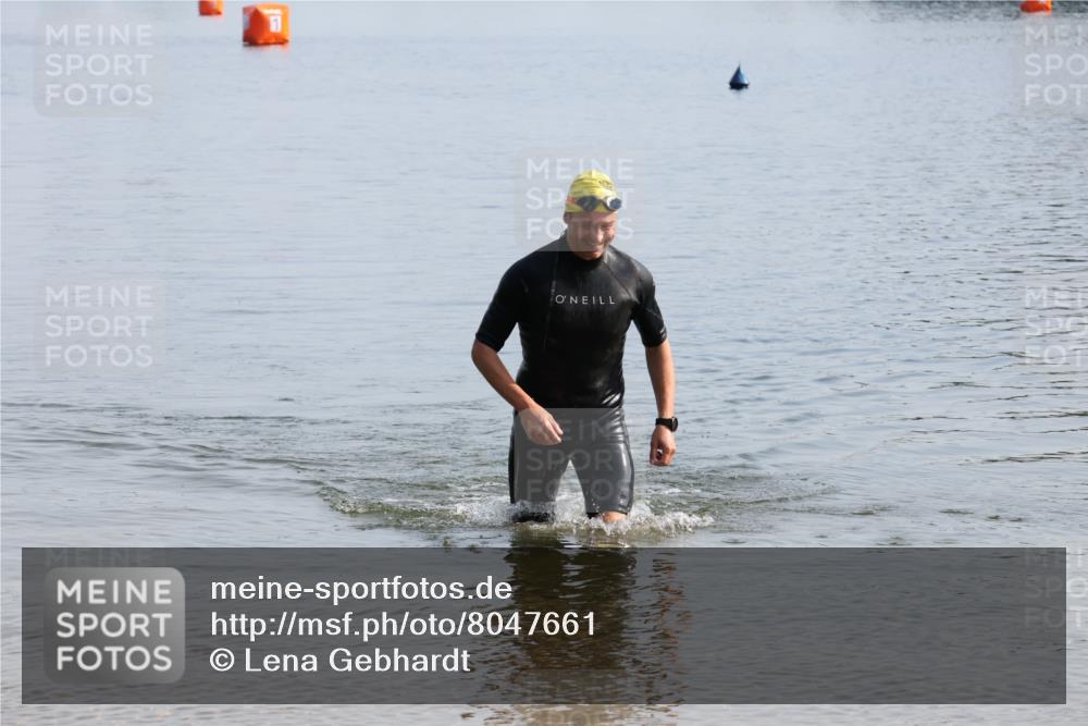 15.06.2025 - 27. Vierlanden-Triathlon Lena Gebhardt http://msf.ph/oto/8047661 15.06.2025 08:51:06 Schwimmen 90 meine-sportfotos.de