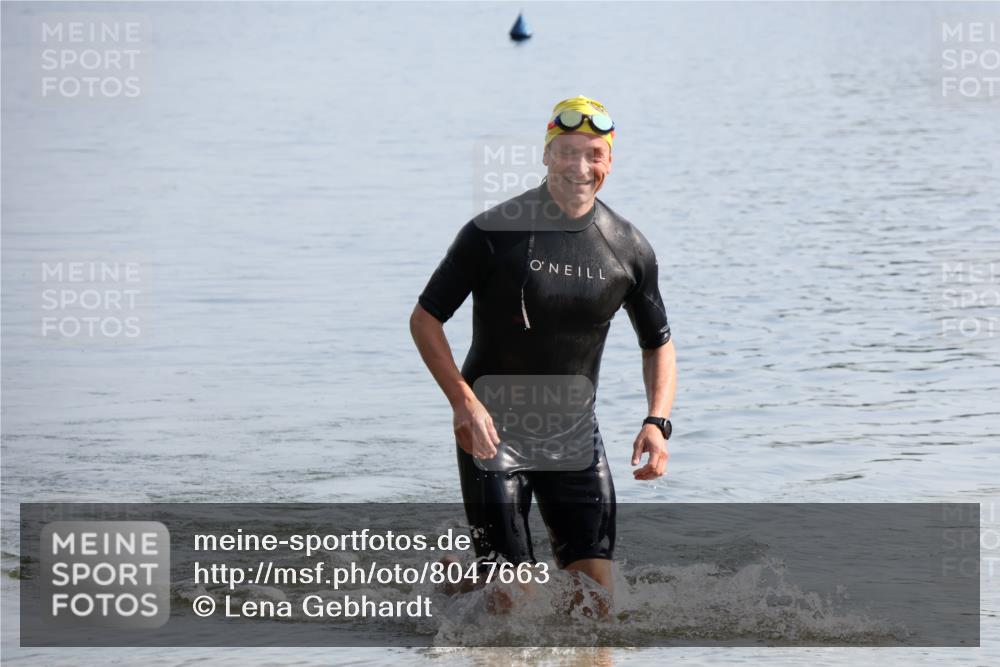 15.06.2025 - 27. Vierlanden-Triathlon Lena Gebhardt http://msf.ph/oto/8047663 15.06.2025 08:51:08 Schwimmen 90 meine-sportfotos.de