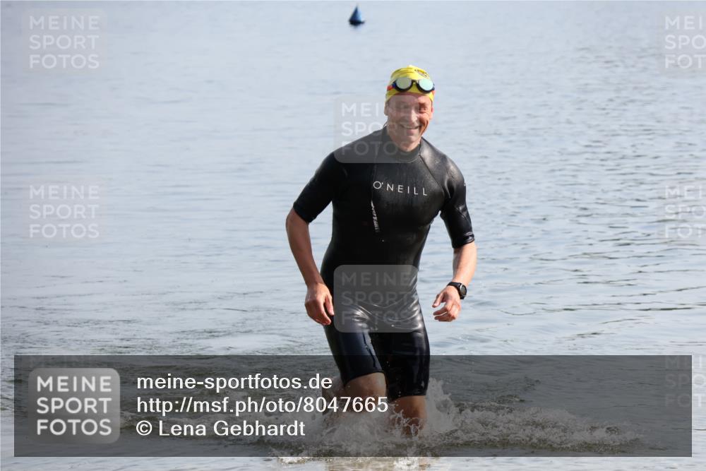 15.06.2025 - 27. Vierlanden-Triathlon Lena Gebhardt http://msf.ph/oto/8047665 15.06.2025 08:51:08 Schwimmen 90 meine-sportfotos.de
