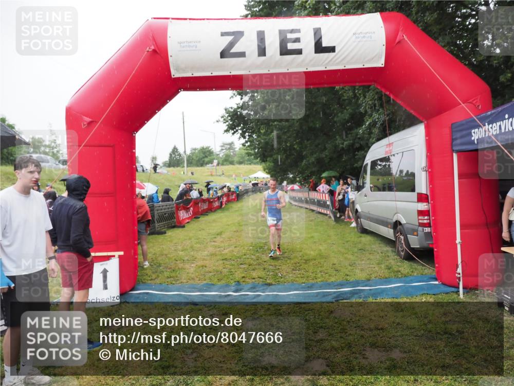 21.06.2025 - 27. Vierlanden-Triathlon MichiJ http://msf.ph/oto/8047666 15.06.2026 14:14:09 Ziel 1280 meine-sportfotos.de