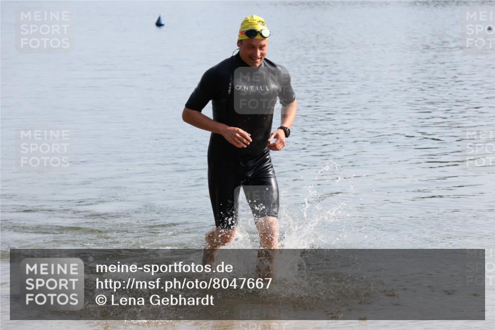 15.06.2025 - 27. Vierlanden-Triathlon Lena Gebhardt http://msf.ph/oto/8047667 15.06.2025 08:51:08 Schwimmen 90 meine-sportfotos.de