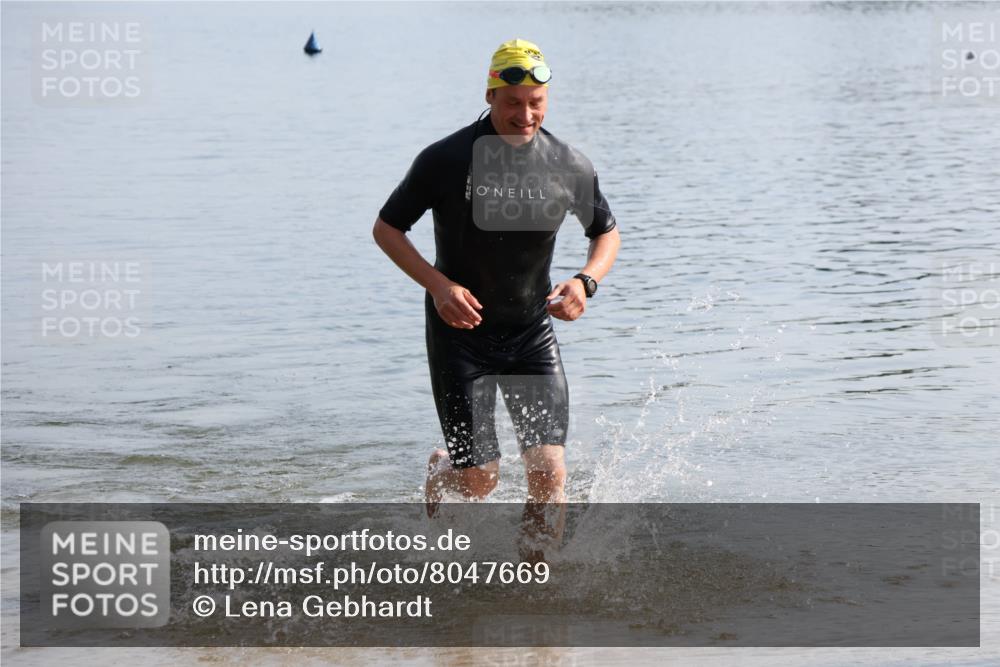 15.06.2025 - 27. Vierlanden-Triathlon Lena Gebhardt http://msf.ph/oto/8047669 15.06.2025 08:51:08 Schwimmen 90 meine-sportfotos.de