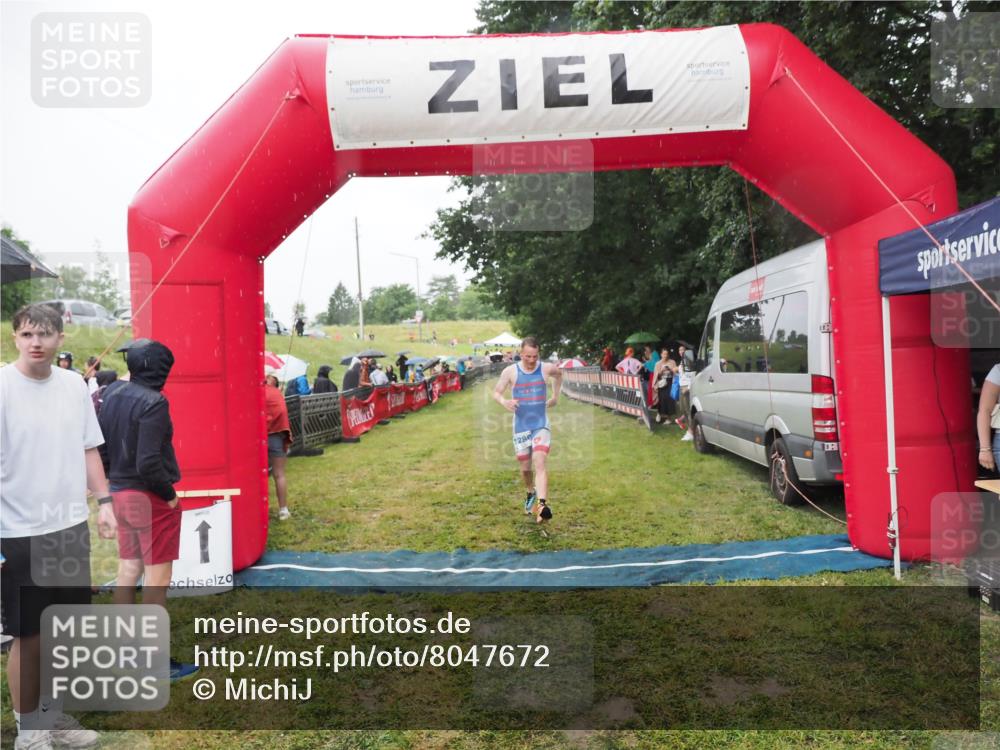 21.06.2025 - 27. Vierlanden-Triathlon MichiJ http://msf.ph/oto/8047672 15.06.2026 14:14:10 Ziel 1280 meine-sportfotos.de