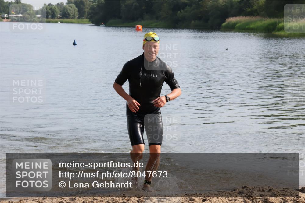 15.06.2025 - 27. Vierlanden-Triathlon Lena Gebhardt http://msf.ph/oto/8047673 15.06.2025 08:51:09 Schwimmen 90 meine-sportfotos.de