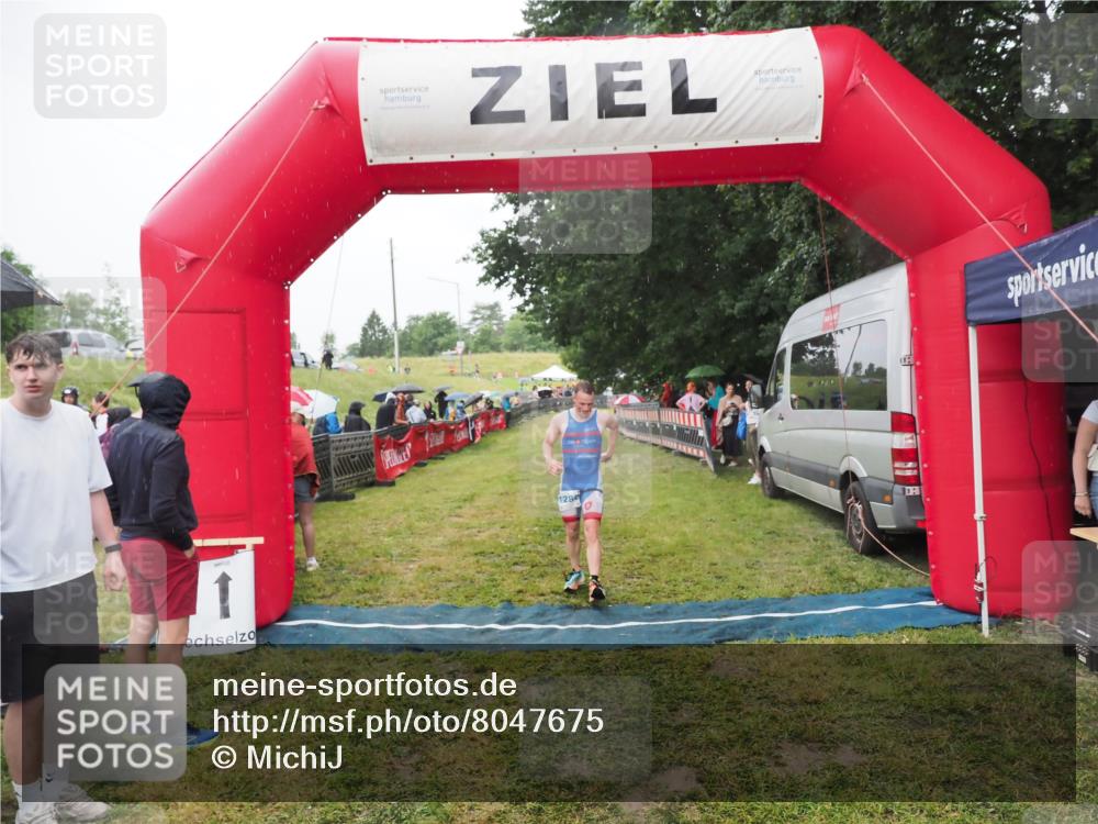 21.06.2025 - 27. Vierlanden-Triathlon MichiJ http://msf.ph/oto/8047675 15.06.2026 14:14:10 Ziel 1280 meine-sportfotos.de