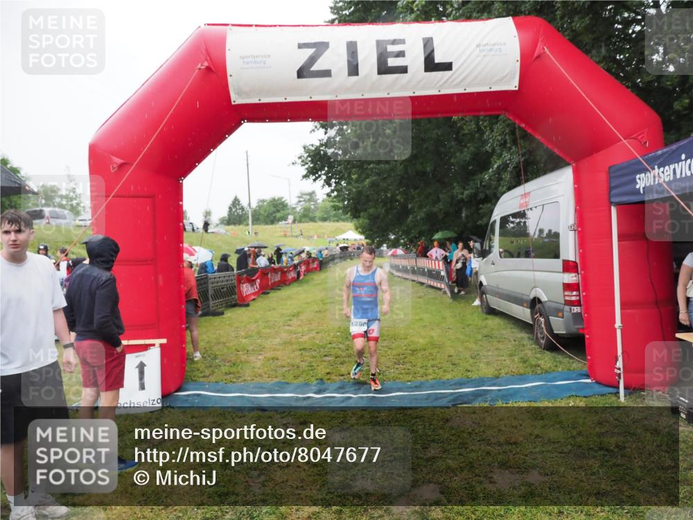 21.06.2025 - 27. Vierlanden-Triathlon MichiJ http://msf.ph/oto/8047677 15.06.2026 14:14:10 Ziel 1280 meine-sportfotos.de