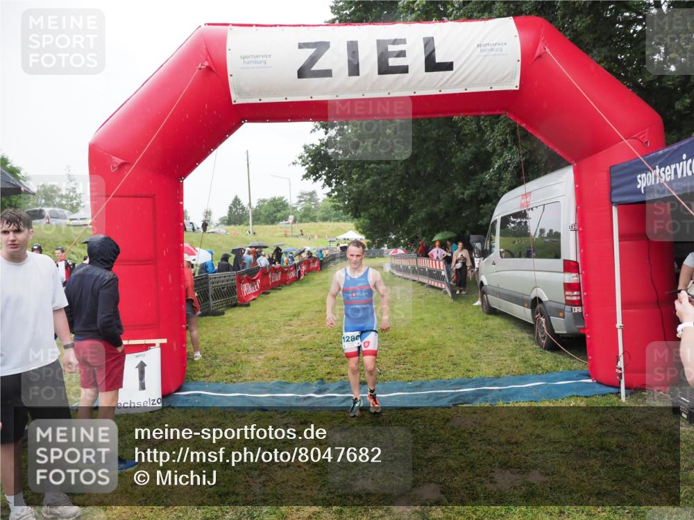 21.06.2025 - 27. Vierlanden-Triathlon MichiJ http://msf.ph/oto/8047682 15.06.2026 14:14:10 Ziel 1280 meine-sportfotos.de