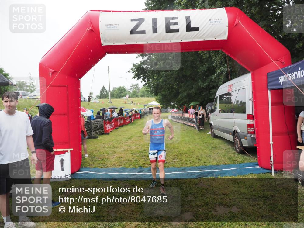 21.06.2025 - 27. Vierlanden-Triathlon MichiJ http://msf.ph/oto/8047685 15.06.2026 14:14:11 Ziel 1280 meine-sportfotos.de