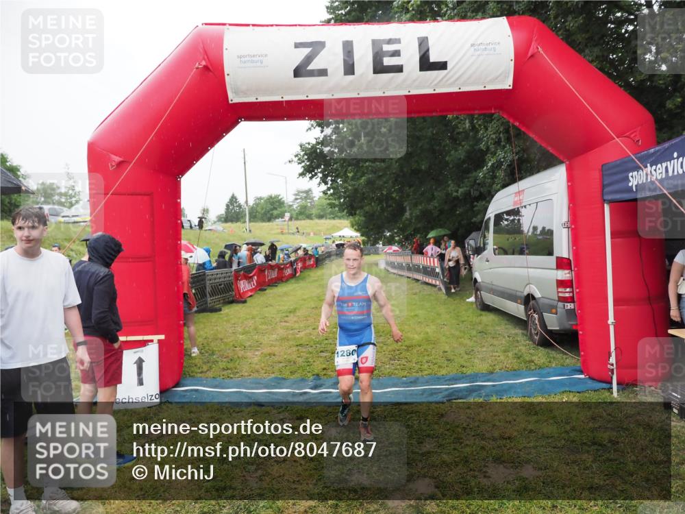21.06.2025 - 27. Vierlanden-Triathlon MichiJ http://msf.ph/oto/8047687 15.06.2026 14:14:11 Ziel 1280 meine-sportfotos.de