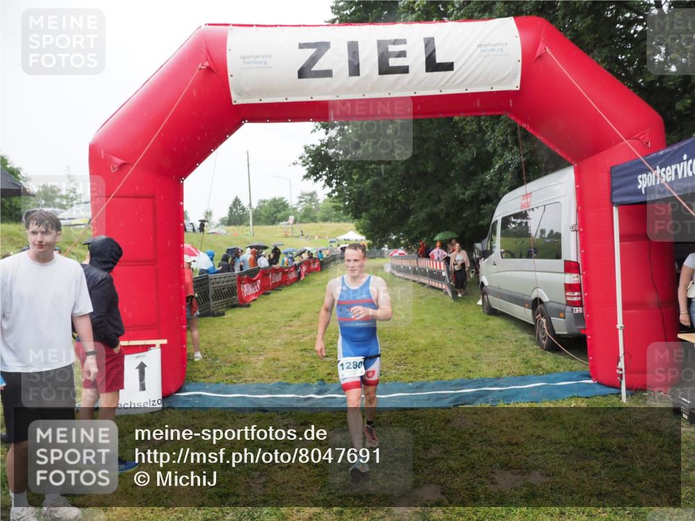 21.06.2025 - 27. Vierlanden-Triathlon MichiJ http://msf.ph/oto/8047691 15.06.2026 14:14:11 Ziel 1280 meine-sportfotos.de