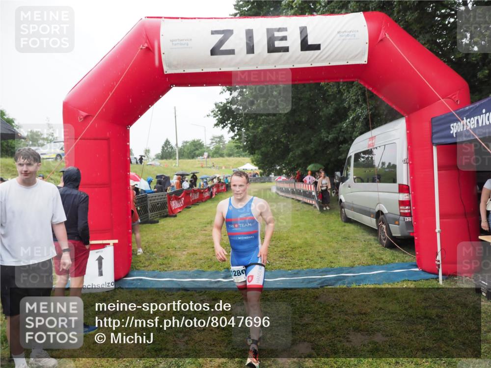 21.06.2025 - 27. Vierlanden-Triathlon MichiJ http://msf.ph/oto/8047696 15.06.2026 14:14:11 Ziel 1280 meine-sportfotos.de