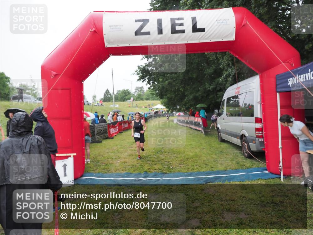 21.06.2025 - 27. Vierlanden-Triathlon MichiJ http://msf.ph/oto/8047700 15.06.2026 14:14:31 Ziel 1167 meine-sportfotos.de