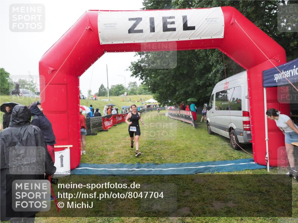 21.06.2025 - 27. Vierlanden-Triathlon MichiJ http://msf.ph/oto/8047704 15.06.2026 14:14:31 Ziel 1167 meine-sportfotos.de