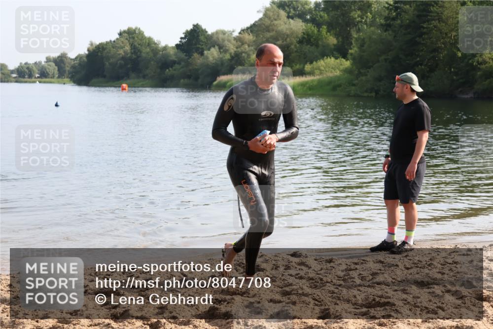 15.06.2025 - 27. Vierlanden-Triathlon Lena Gebhardt http://msf.ph/oto/8047708 15.06.2025 08:52:31 Schwimmen 163 meine-sportfotos.de